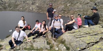 Vecinos de Coca de Alba disfrutan de una jornada de naturaleza, arte y convivencia en la sierra de Gredos y Piedrahíta (Ávila)