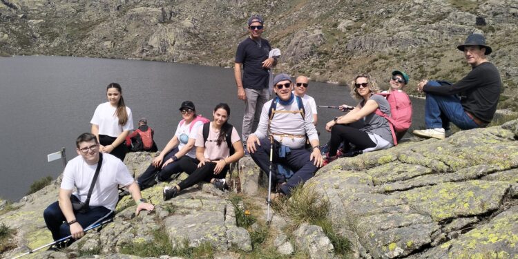 Vecinos de Coca de Alba disfrutan de una jornada de naturaleza, arte y convivencia en la sierra de Gredos y Piedrahíta (Ávila)