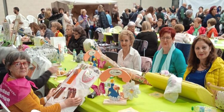 Un grupo de encajeras de Peñaranda participa en el Encuentro de Bolillos «Virgen de la Armedilla» en Cogeces del Monte