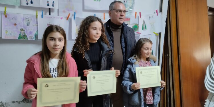 La cofradía de la Esperanza entrega en Peñaranda los premios del III concurso de dibujo infantil «Agustín Martínez Soler»