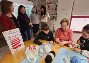 Peñaranda reúne a niños y mayores en un taller intergeneracional  de ganchillo que se realizará semanalmente en la biblioteca