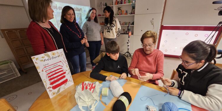 Peñaranda reúne a niños y mayores en un taller intergeneracional  de ganchillo que se realizará semanalmente en la biblioteca
