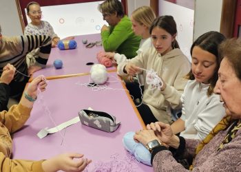 Peñaranda reúne a niños y mayores en un taller intergeneracional  de ganchillo que se realizará semanalmente en la biblioteca