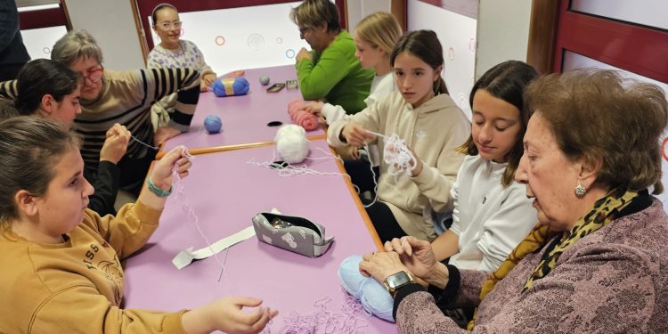 Peñaranda reúne a niños y mayores en un taller intergeneracional  de ganchillo que se realizará semanalmente en la biblioteca