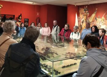 Alumnos del centro de Educación de Personas Adultas El Inestal, de Peñaranda, realizan una visita al sitio histórico de Los Arapiles