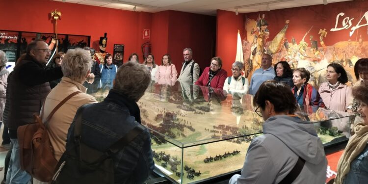 Alumnos del centro de Educación de Personas Adultas El Inestal, de Peñaranda, realizan una visita al sitio histórico de Los Arapiles