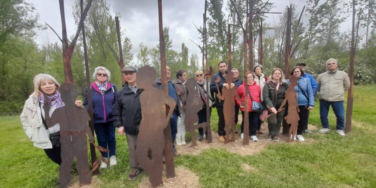 Alumnos del Bosque-Escuela del CEPA El Inestal de Peñaranda visitan el Centro de Iniciativas Ambientales de Almenara