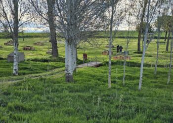 El parque El Inestal de Peñaranda, desierto en un Lunes de Aguas deslucido por la lluvia, el viento y las temperaturas en descenso