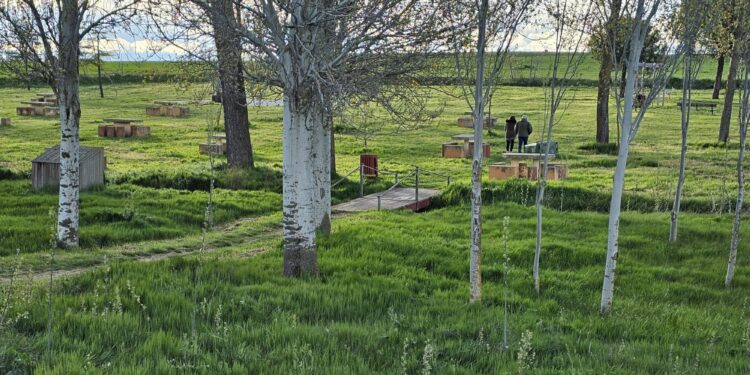 El parque El Inestal de Peñaranda, desierto en un Lunes de Aguas deslucido por la lluvia, el viento y las temperaturas en descenso