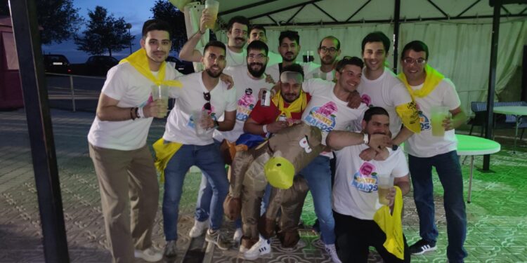 El peñarandino Javi Mulas reúne a sus amigos en Navalcarnero (Madrid) para celebrar su despedida con un gran encuentro