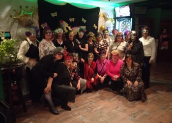 El grupo «Me permito» celebra en Macotera una fiesta de máscaras seguida de una cena con un gran ambiente
