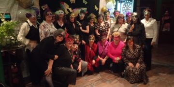 El grupo «Me permito» celebra en Macotera una fiesta de máscaras seguida de una cena con un gran ambiente