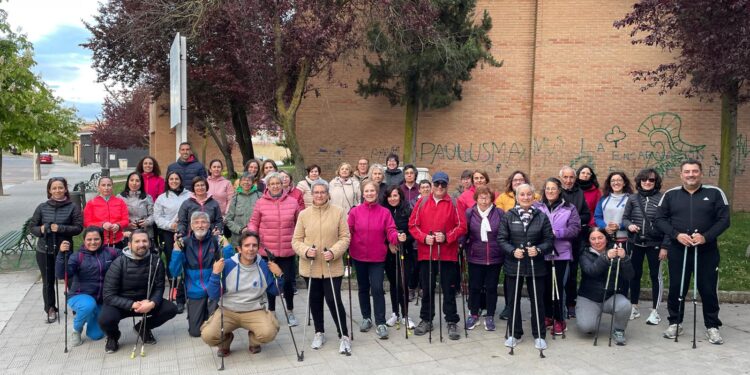 La marcha nórdica llega a Peñaranda con un interesante taller de iniciación que congregó a 40 participantes de distintas edades