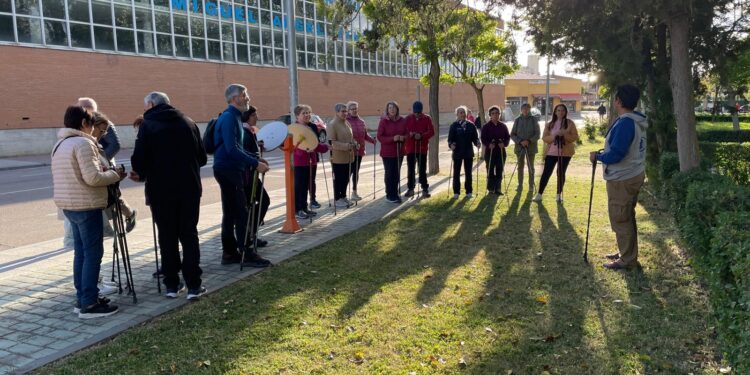La marcha nórdica llega a Peñaranda con un interesante taller de iniciación que congregó a 40 participantes de distintas edades