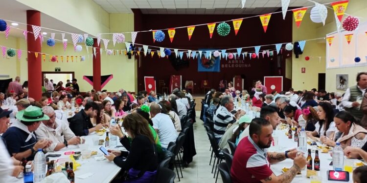 Palaciosrubios disfruta de la I edición de la Feria de Abril con paseo a caballo, comida, bailes por sevillanas y música en directo