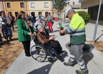 Tulipanes rojos en Peñaranda en apoyo a los enfermos de Parkinson y en reconocimiento a sus familias y cuidadores