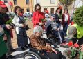 Tulipanes rojos en Peñaranda en apoyo a los enfermos de Parkinson y en reconocimiento a sus familias y cuidadores