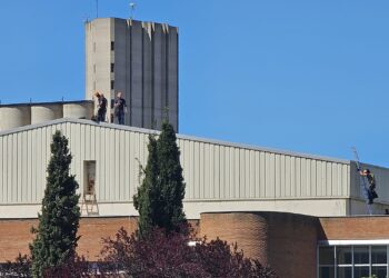 Comienza en Peñaranda la instalación de las placas fotovoltaicas en la cubierta del pabellón polideportivo «Jiménez Barcala»