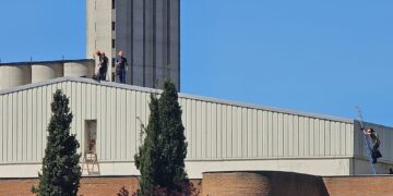 Comienza en Peñaranda la instalación de las placas fotovoltaicas en la cubierta del pabellón polideportivo «Jiménez Barcala»