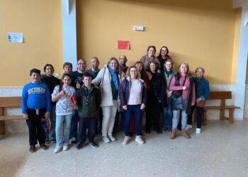 Optimismo saludable para los vecinos de Poveda de las Cintas a través de una charla del programa «Provincia Universitaria»