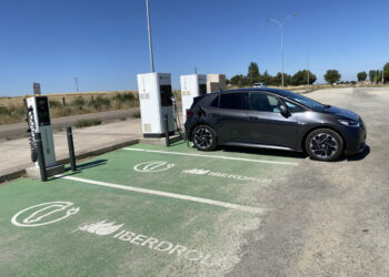 Colas de hasta dos horas en la Operación Retorno para recargar los vehículos eléctricos en algunas estaciones de servicio