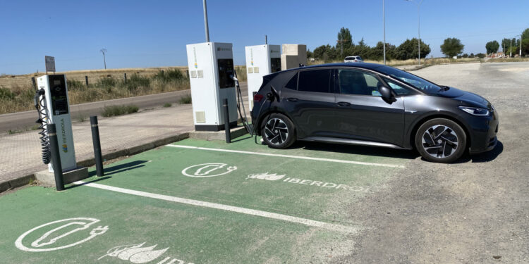 Colas de hasta dos horas en la Operación Retorno para recargar los vehículos eléctricos en algunas estaciones de servicio