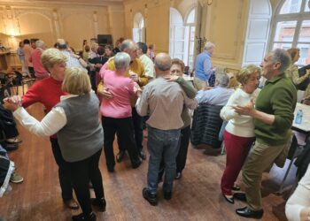 La asociación de mayores San Miguel comparte en Peñaranda una chocolatada y un baile amenizado por Mariano Díaz