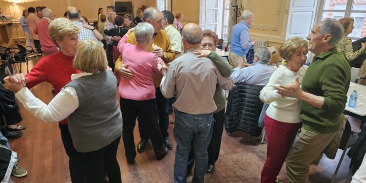 La asociación de mayores San Miguel comparte en Peñaranda una chocolatada y un baile amenizado por Mariano Díaz