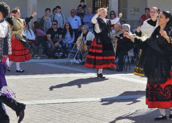Santiago de la Puebla disfruta en la Plaza Mayor con la actuación del grupo de jotas y danzas de Herreros de Suso (Ávila)