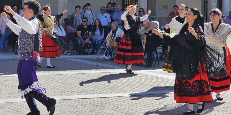 Santiago de la Puebla disfruta en la Plaza Mayor con la actuación del grupo de jotas y danzas de Herreros de Suso (Ávila)