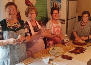 Santiago de la Puebla con las «manos en la masa» para elaborar un año más los cuquillos que se ofrecerán en la Fiesta de la Capa