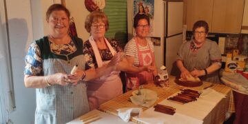 Santiago de la Puebla con las «manos en la masa» para elaborar un año más los cuquillos que se ofrecerán en la Fiesta de la Capa