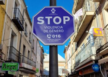 Peñaranda estrena señalización en contra de la violencia de género colocada ya en los accesos y zona centro del municipio