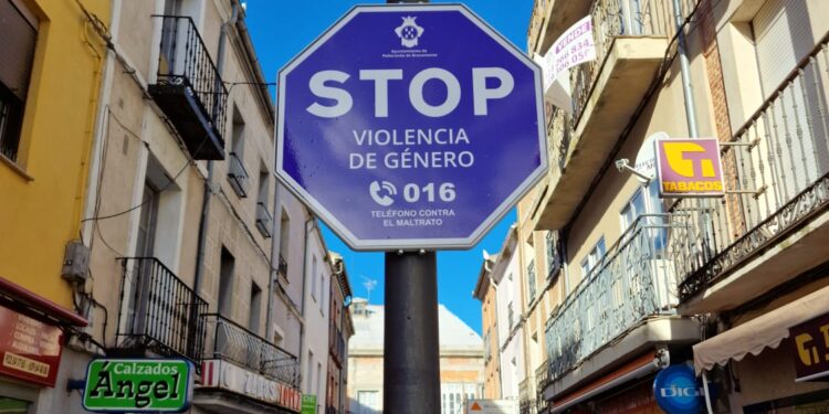 Peñaranda estrena señalización en contra de la violencia de género colocada ya en los accesos y zona centro del municipio