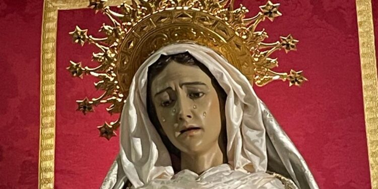 La nueva junta de la cofradía peñarandina de Nuestra Señora de la Soledad lleva a cabo cambios y mejoras en la propia imagen