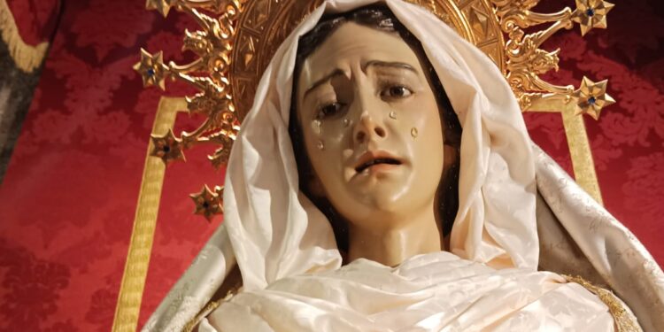 La nueva junta de la cofradía peñarandina de Nuestra Señora de la Soledad lleva a cabo cambios y mejoras en la propia imagen