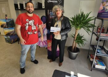 Cándida Martín Bernal recibe el premio de Oceanic Travel y A Tiempo para disfrutar de una visita al parque Puy du Fou en Toledo