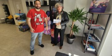 Cándida Martín Bernal recibe el premio de Oceanic Travel y A Tiempo para disfrutar de una visita al parque Puy du Fou en Toledo