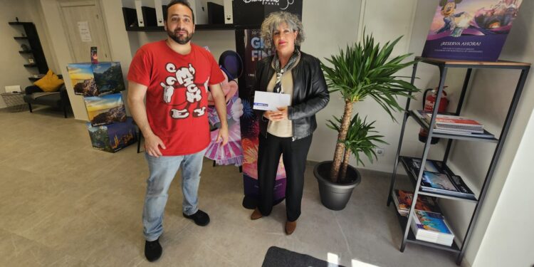 Cándida Martín Bernal recibe el premio de Oceanic Travel y A Tiempo para disfrutar de una visita al parque Puy du Fou en Toledo