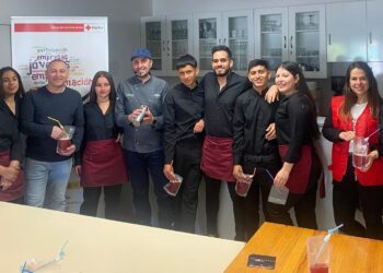 Teo Marcos, maestro coctelero de Los Álamos, ofrece una MasterClass a alumnos de Hostelería del Centro Joven Salamanca