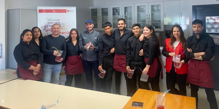 Teo Marcos, maestro coctelero de Los Álamos, ofrece una MasterClass a alumnos de Hostelería del Centro Joven Salamanca