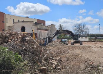 Nueva fase del derribo de la antigua fábrica de harinas La Viguesa en Peñaranda para evitar el peligro y la presencia de intrusos