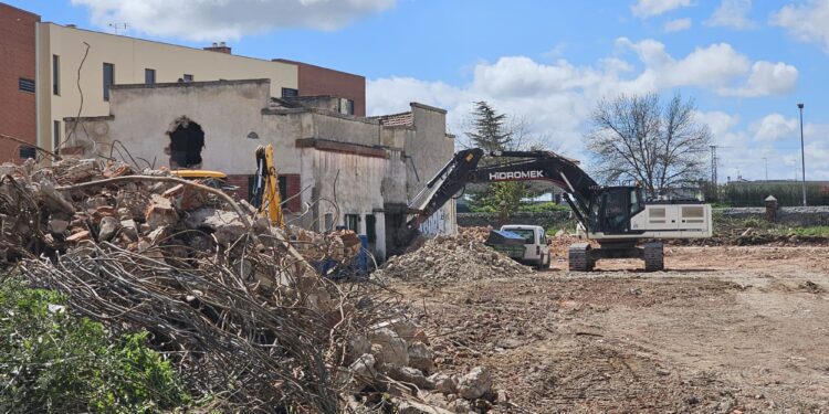Nueva fase del derribo de la antigua fábrica de harinas La Viguesa en Peñaranda para evitar el peligro y la presencia de intrusos
