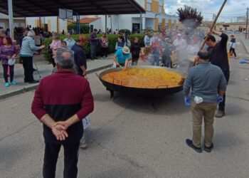 Todos a una en Villoria para elaborar una rica paella solidaria que han compartido 600 comensales en esta jornada dominical