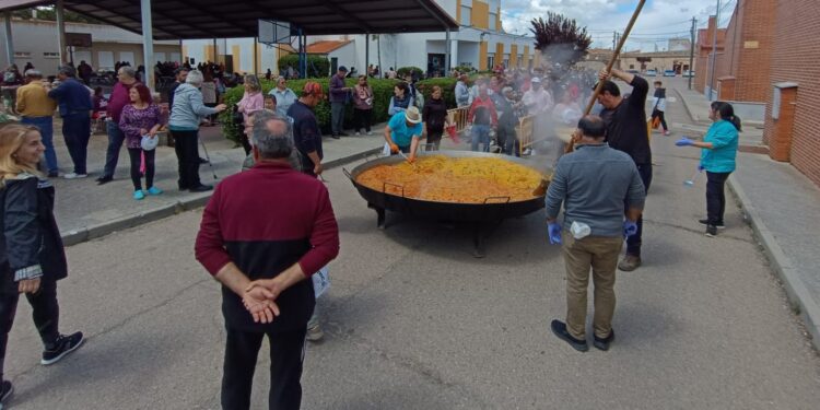 Todos a una en Villoria para elaborar una rica paella solidaria que han compartido 600 comensales en esta jornada dominical