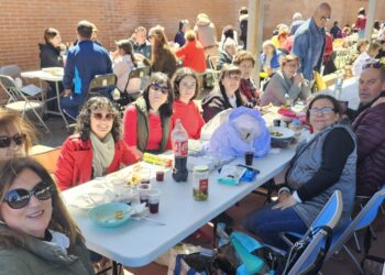 Multitudinaria paella popular en la pista cubierta de Villoria para poner el broche a las fiestas «chicas» del Voto a Santa Bárbara