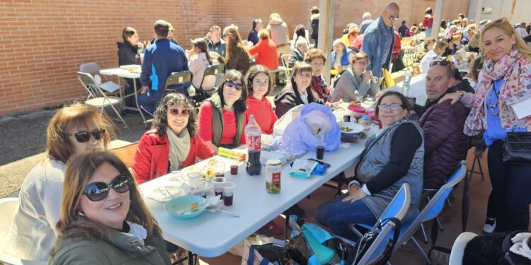 Multitudinaria paella popular en la pista cubierta de Villoria para poner el broche a las fiestas «chicas» del Voto a Santa Bárbara