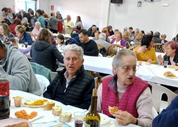 Villoruela también se suma a las comidas solidarias en Las Villas y acoge una multitudinaria paella en el multiusos Bernardo Cuesta