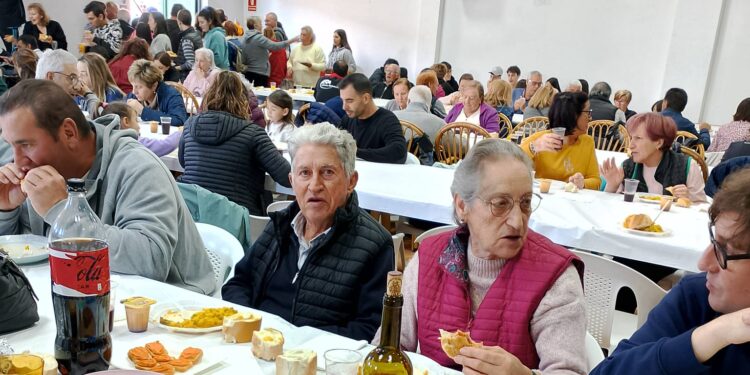 Villoruela también se suma a las comidas solidarias en Las Villas y acoge una multitudinaria paella en el multiusos Bernardo Cuesta