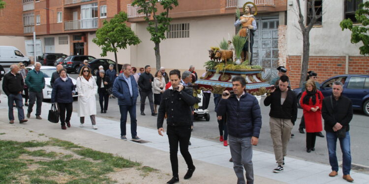 Peñaranda festeja a San Isidro con misa en la iglesia parroquial, procesión, bendición de campos y un convite al aire libre